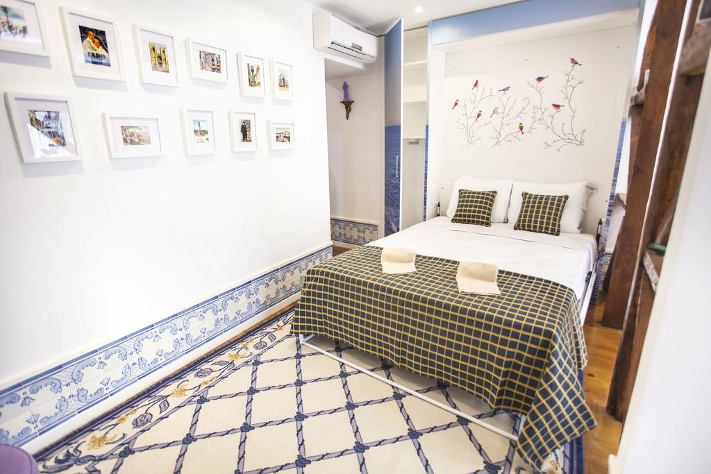 Typical Bairro Alto Apartment Lisbona Esterno foto