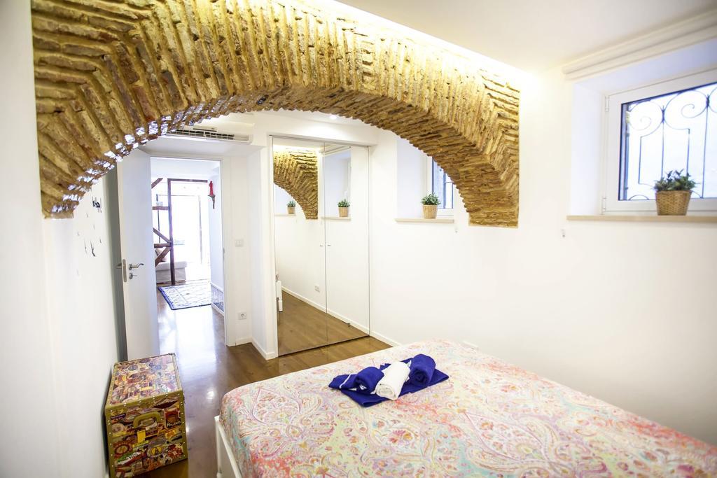 Typical Bairro Alto Apartment Lisbona Esterno foto